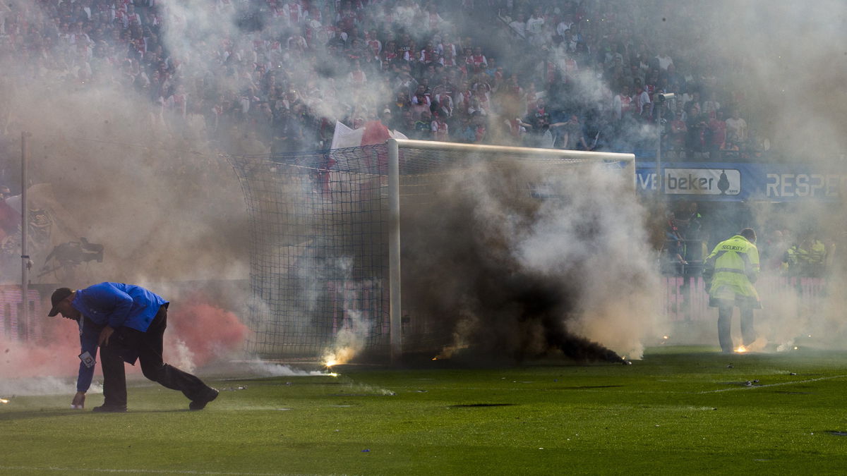 “Vuurwerk op het veld bij de KNVB Bekerfinale PEC Zwolle – Ajax in De Kuip, Rotterdam (2014). Felle rookwolken, spelers wijken uit, wedstrijd stilgelegd.”