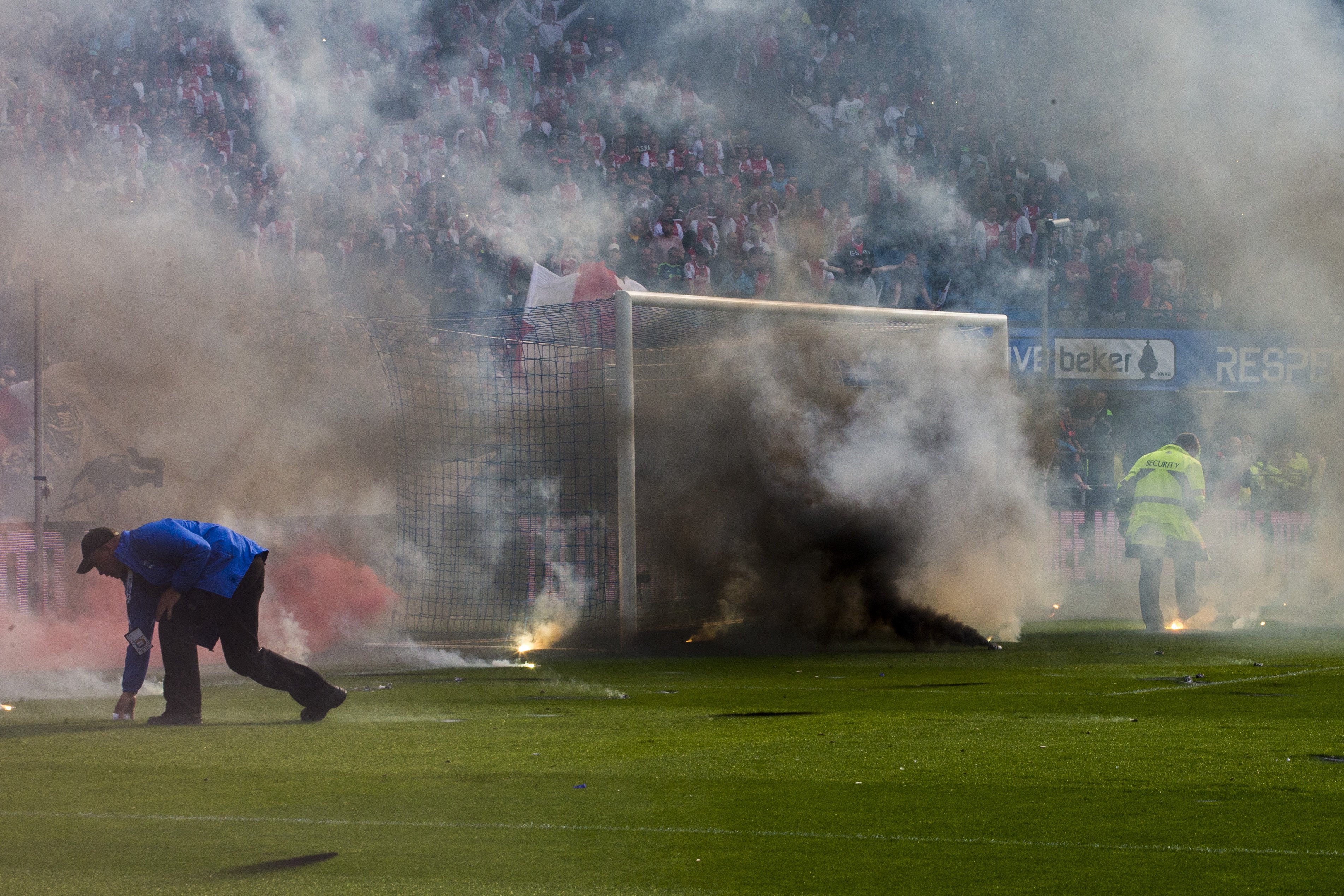 “Vuurwerk op het veld bij de KNVB Bekerfinale PEC Zwolle – Ajax in De Kuip, Rotterdam (2014). Felle rookwolken, spelers wijken uit, wedstrijd stilgelegd.”