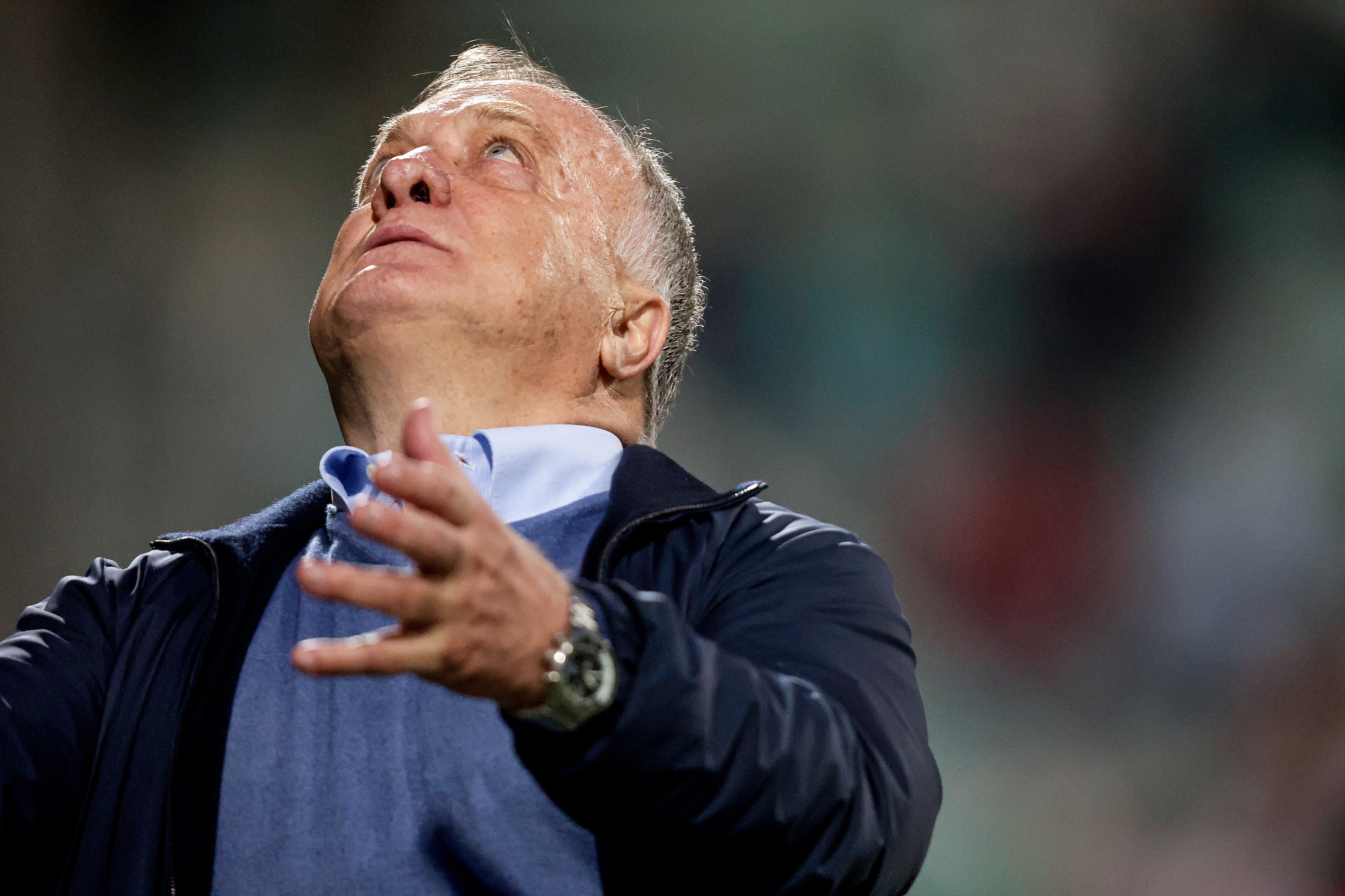 Dick Advocaat stopt per direct als bondscoach van Curaçao vanwege de ziekte van zijn dochter.