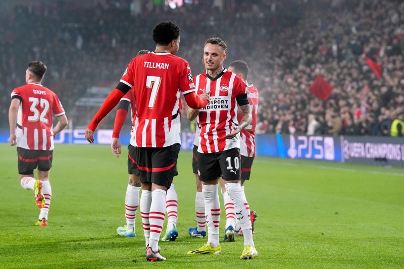 Malik Tillman en Noa Lang vieren een doelpunt