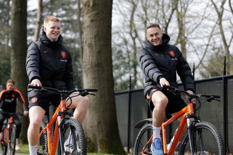 Kees Smit en Teun Koopmeiners op de fiets voor Oranje
