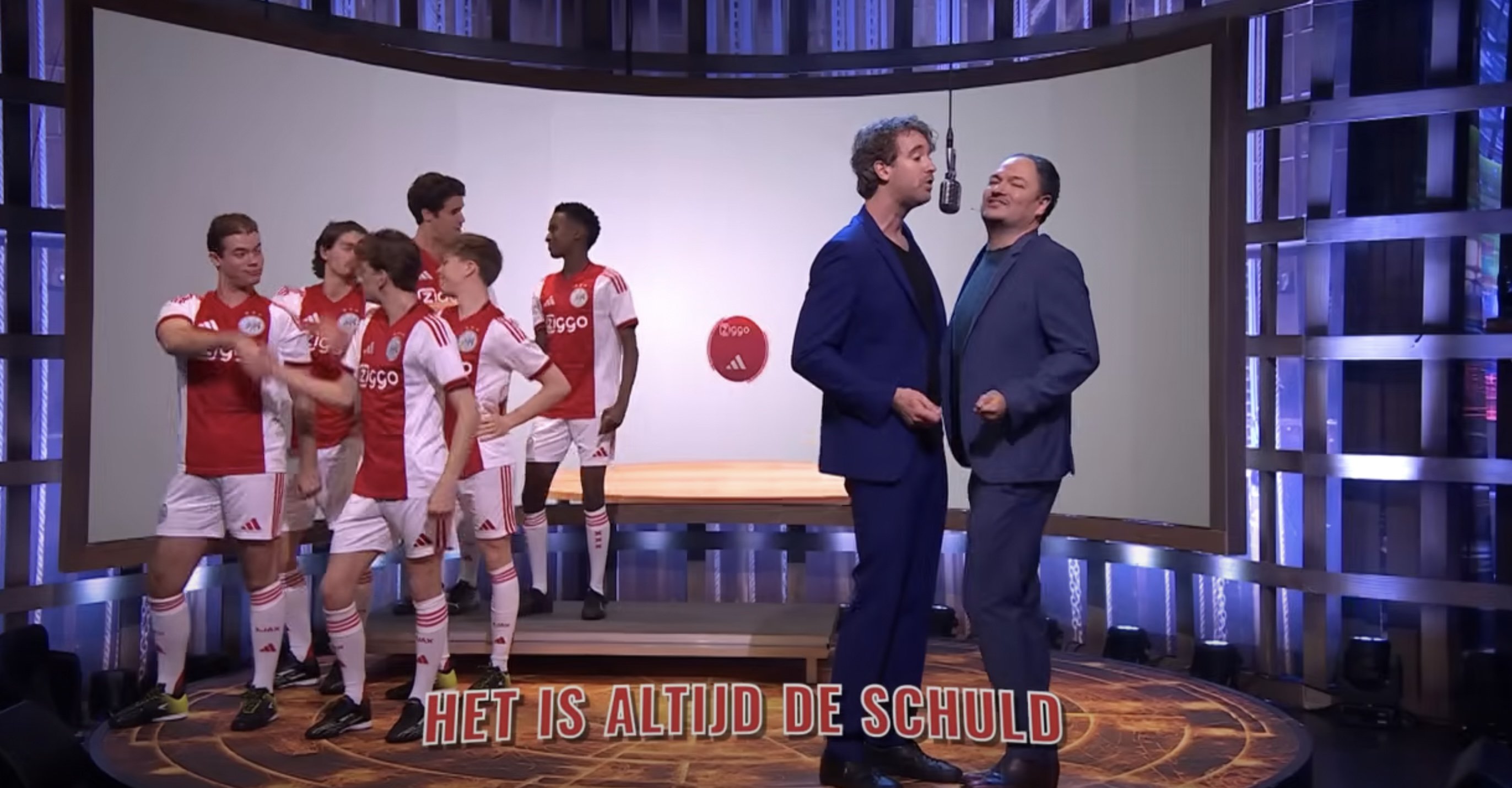 Niels van der Laan en Jeroen Woe in ‘Even Tot Hier’, met hun muzikale samenvatting van de Ajax-chaos: “Hoi allemaal, ik ben jullie nieuwe trainer!”