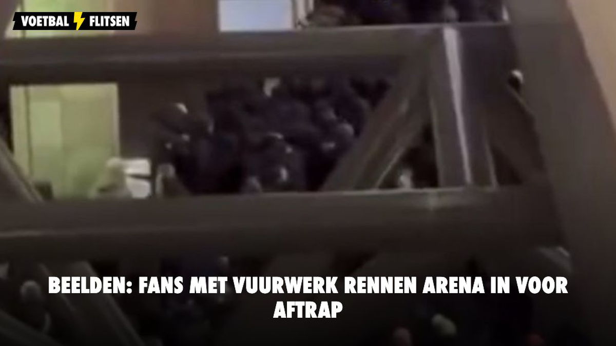 Beelden: Fans met vuurwerk rennen ArenA in voor aftrap