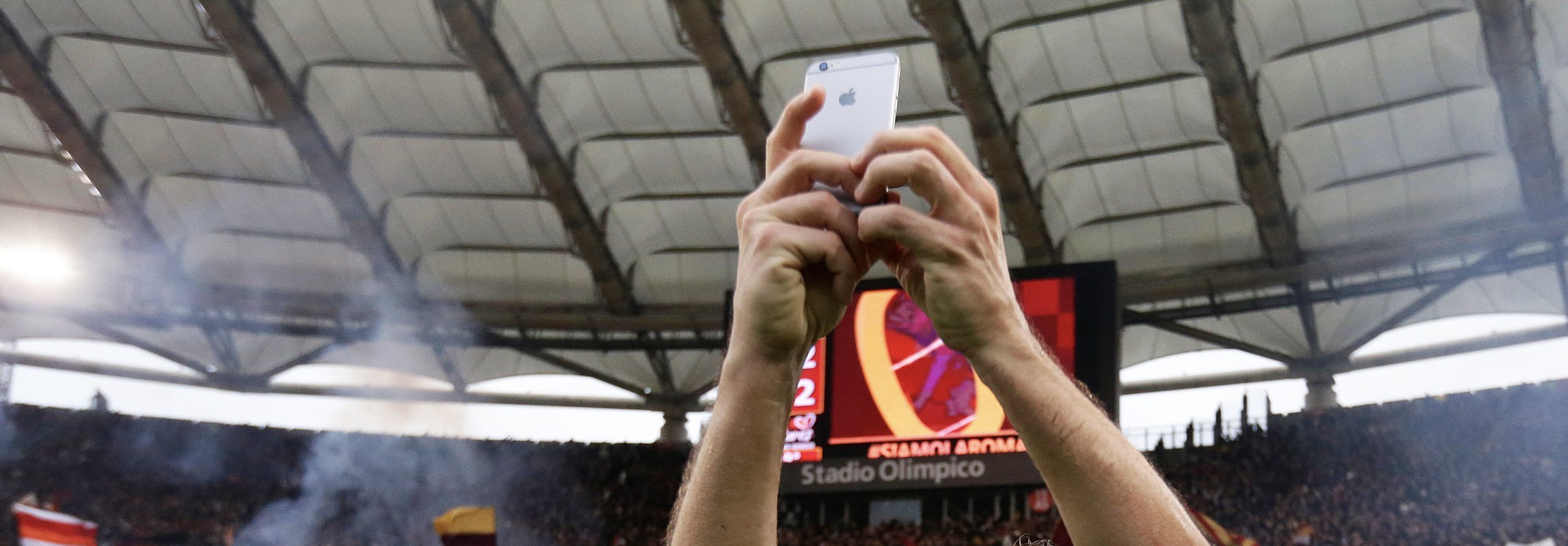 De winterse transfermarkt zorgt voor constante updates, waarbij telefoons nauwelijks uit handen worden gelegd.