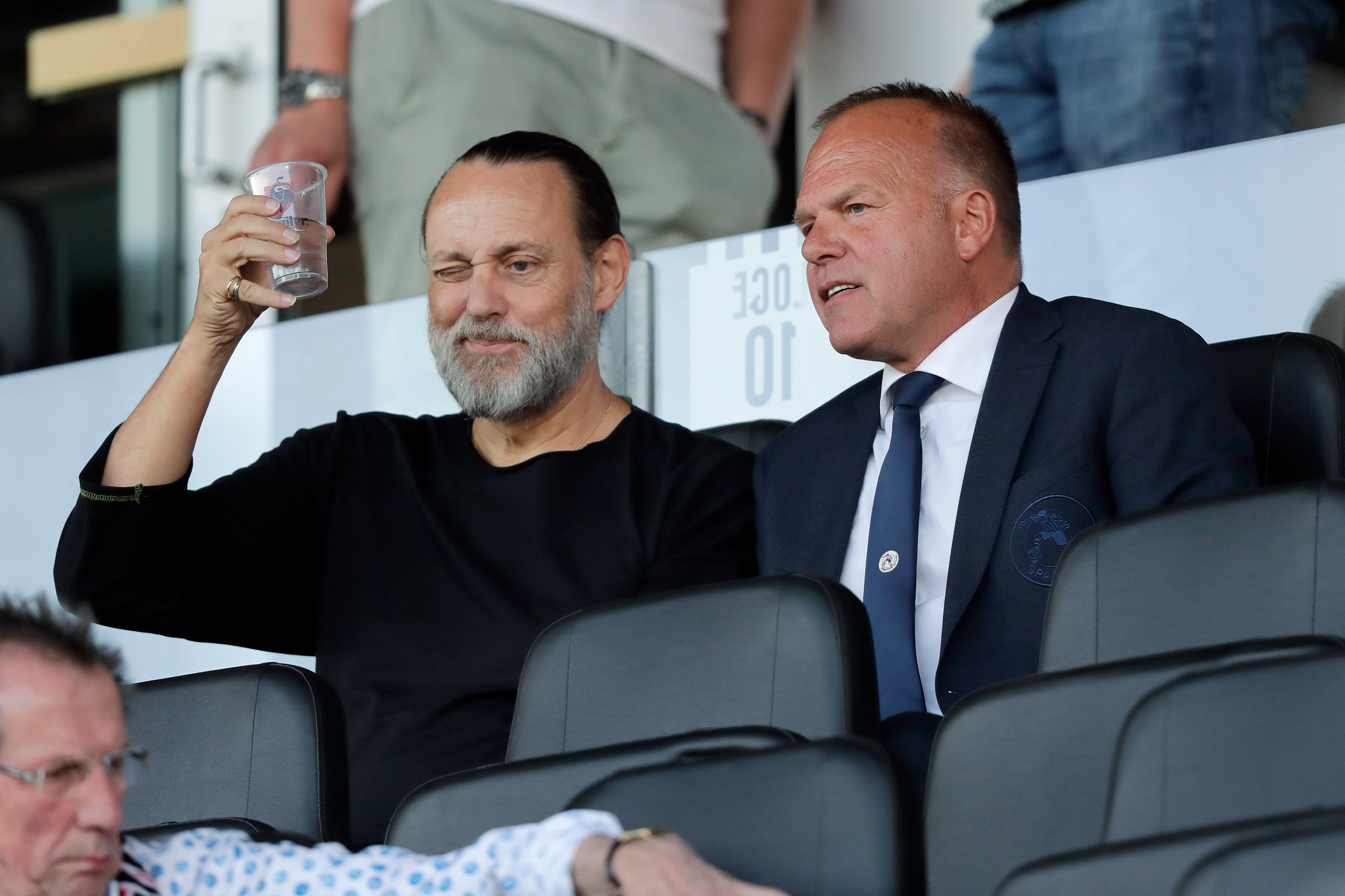 Hugo Borst uit in zijn column stevige kritiek op de KNVB en het uitgestelde besluit over de toekomst van bondscoach Ronald Koeman.