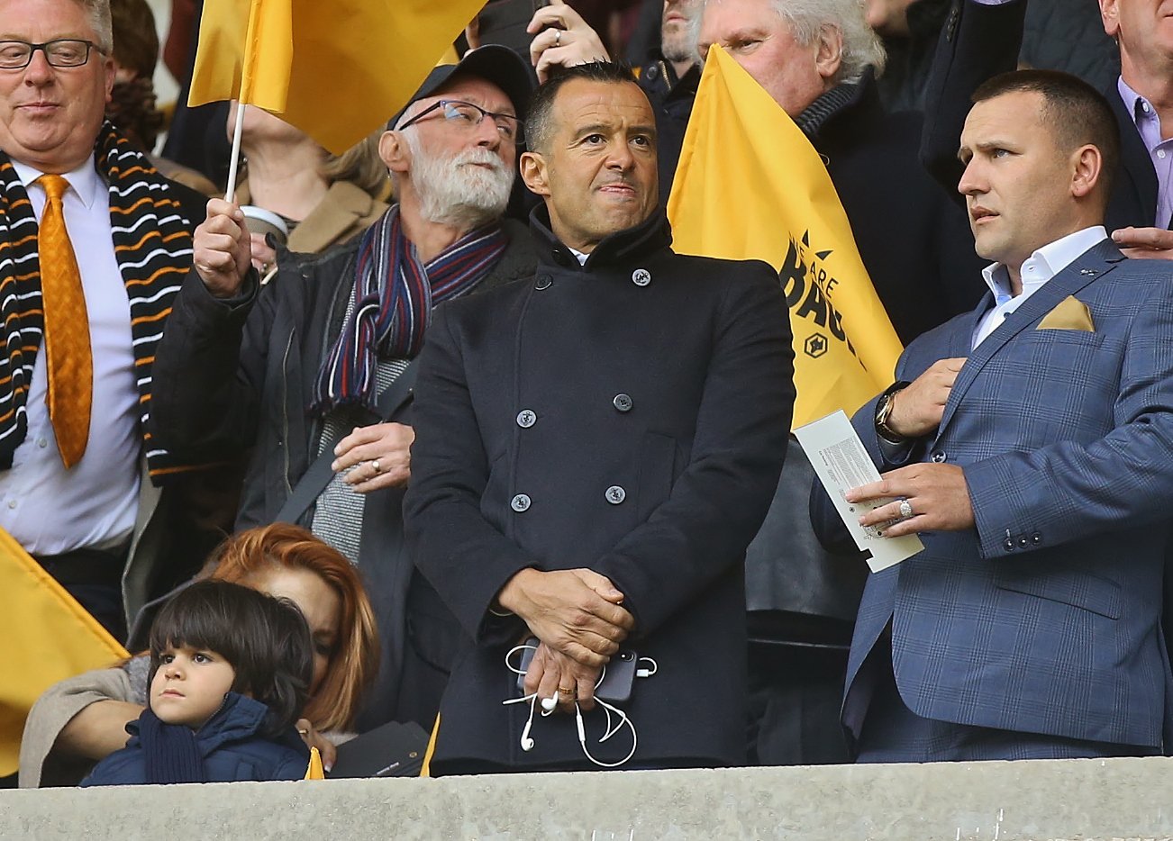 Jorge Mendes, een van de invloedrijkste spelersmakelaars ter wereld, is sinds deze winter ook actief in de Eredivisie. Zijn betrokkenheid bij AZ en NEC past in een bredere verschuiving waarin Nederlandse clubs nadrukkelijker inzetten op maximale transferwaarde.