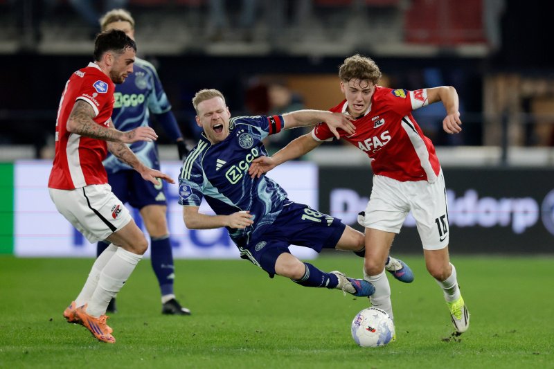 Davy Klaassen dueleert met Sven Mijnans