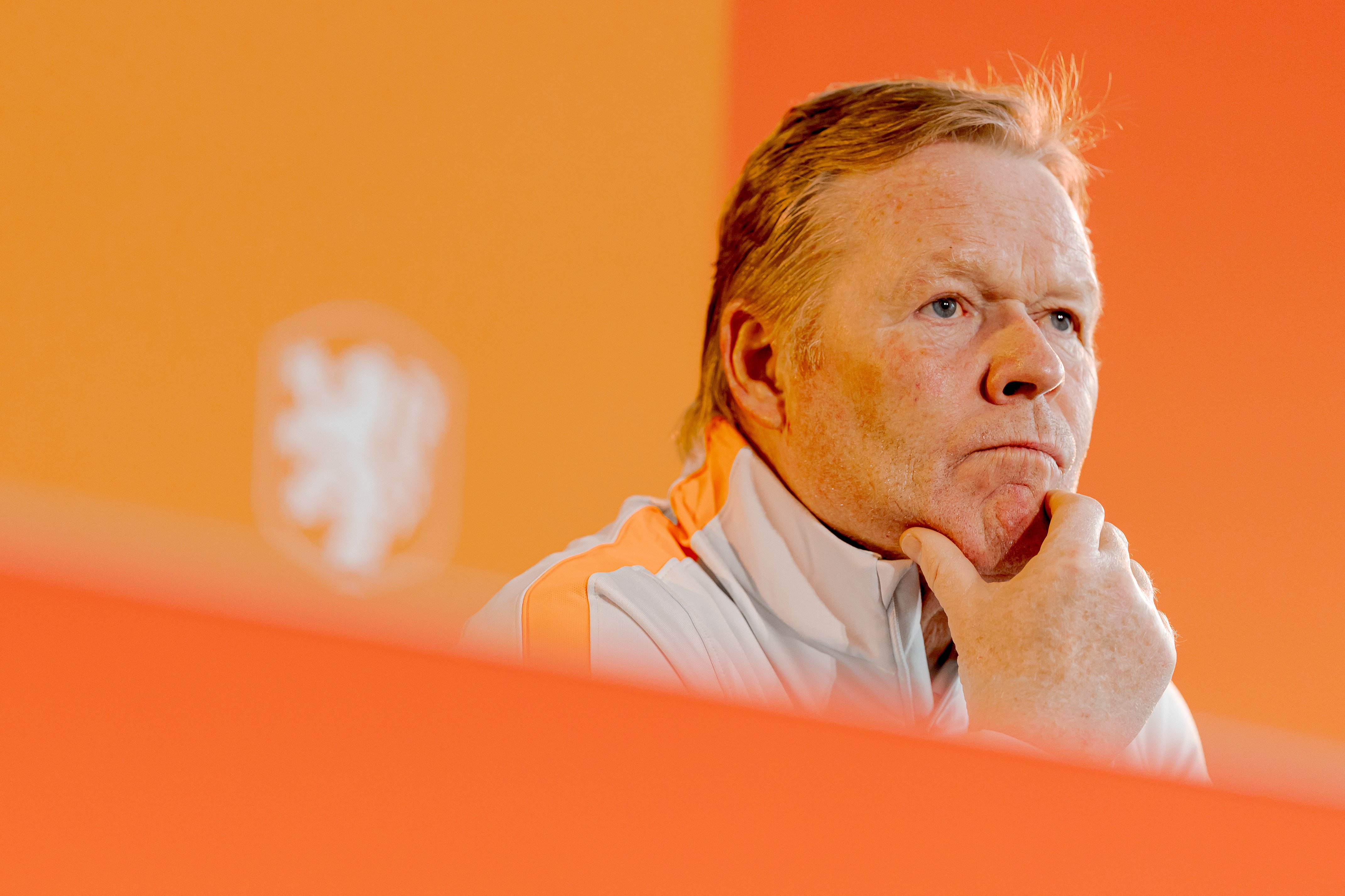 Ronald Koeman tijdens een persconferentie van het Nederlands elftal, dat zich straks gaat voorbereiden op het WK.