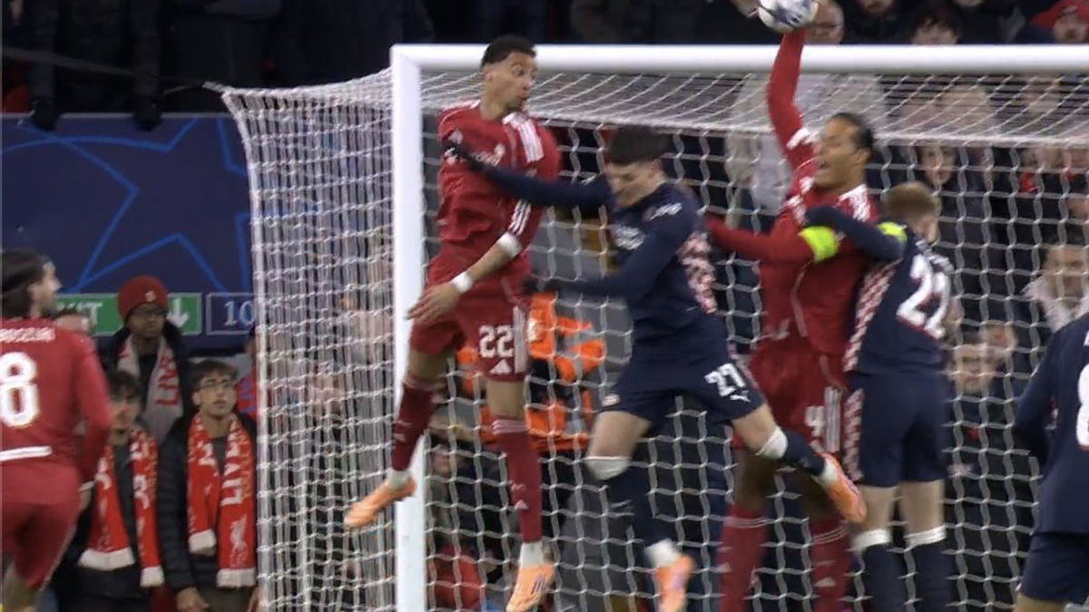 VIDEOGOAL: PSV verzilvert strafschop na handsbal Van Dijk