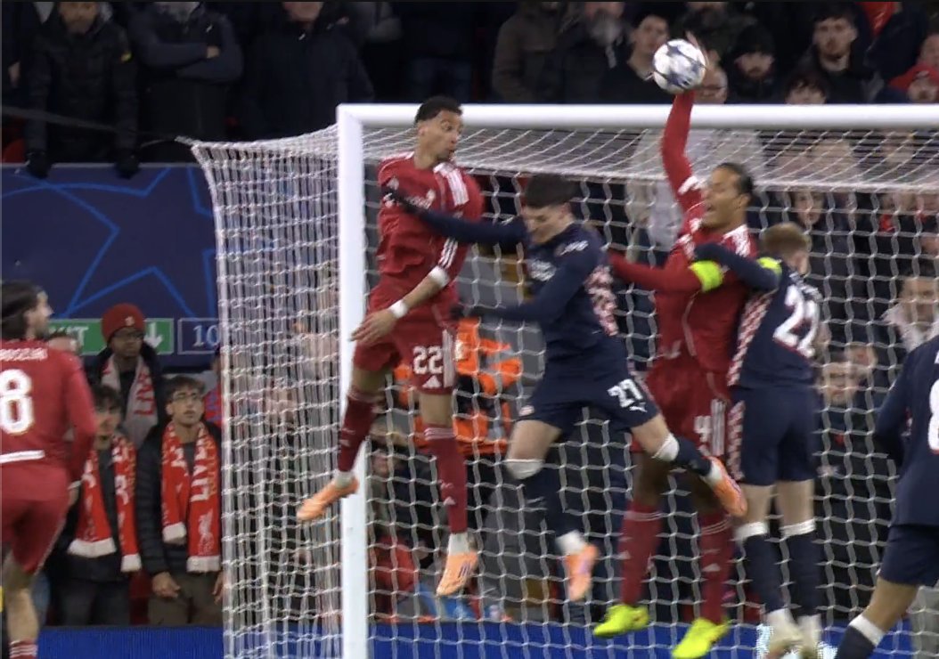 VIDEOGOAL: PSV verzilvert strafschop na handsbal Van Dijk