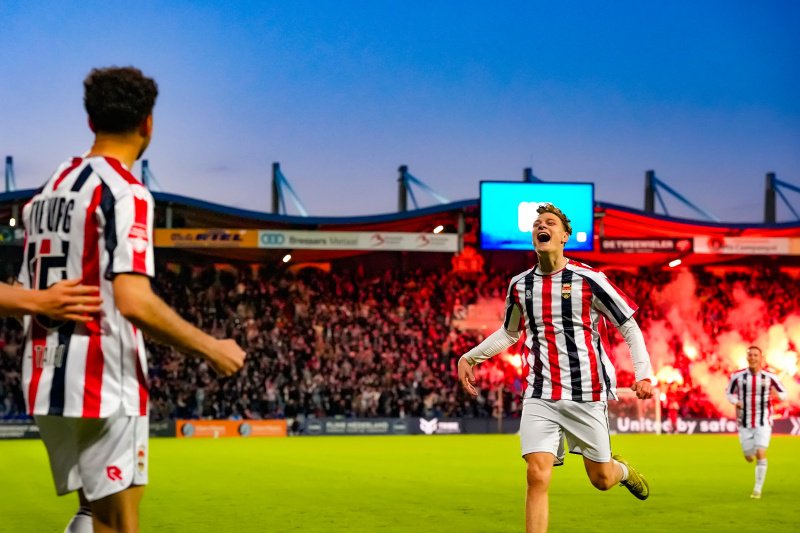 Amine Et-Taïbi van Willem II maakt de 2-0 en viert dat samen met Finn Stam van Willem II