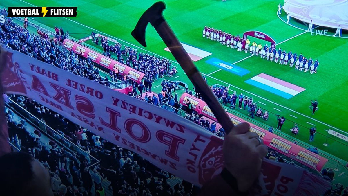 BIZAR: Poolse fan staat met herdersbijl in publiek bij Polen-Nederland