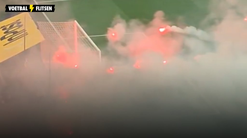 Rode vuurzee op veld bij Polen-Nederland zorgt voor tijdelijke staking