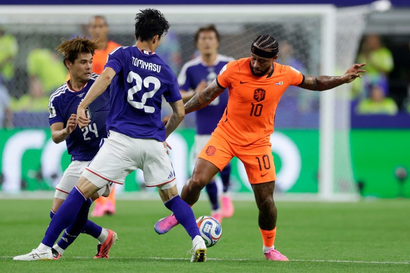 Takehiro Tomeyasu in actie: Wout Weghorst kwam tegen Japan niet in actie voor Oranje