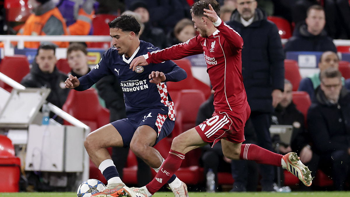 Actiemoment uit Liverpool – PSV, waarin de Eindhovenaren met 1-4 wisten te winnen op Anfield.