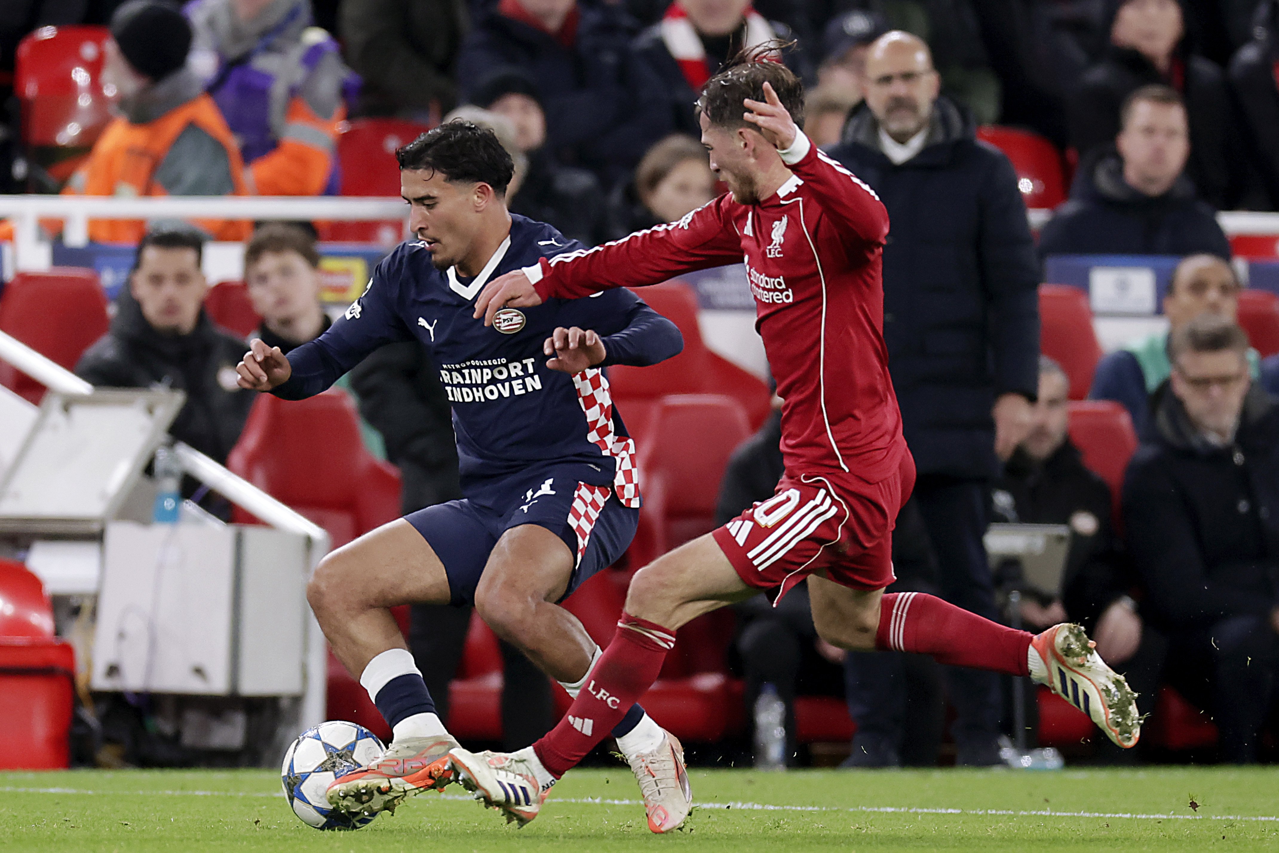 Actiemoment uit Liverpool – PSV, waarin de Eindhovenaren met 1-4 wisten te winnen op Anfield.