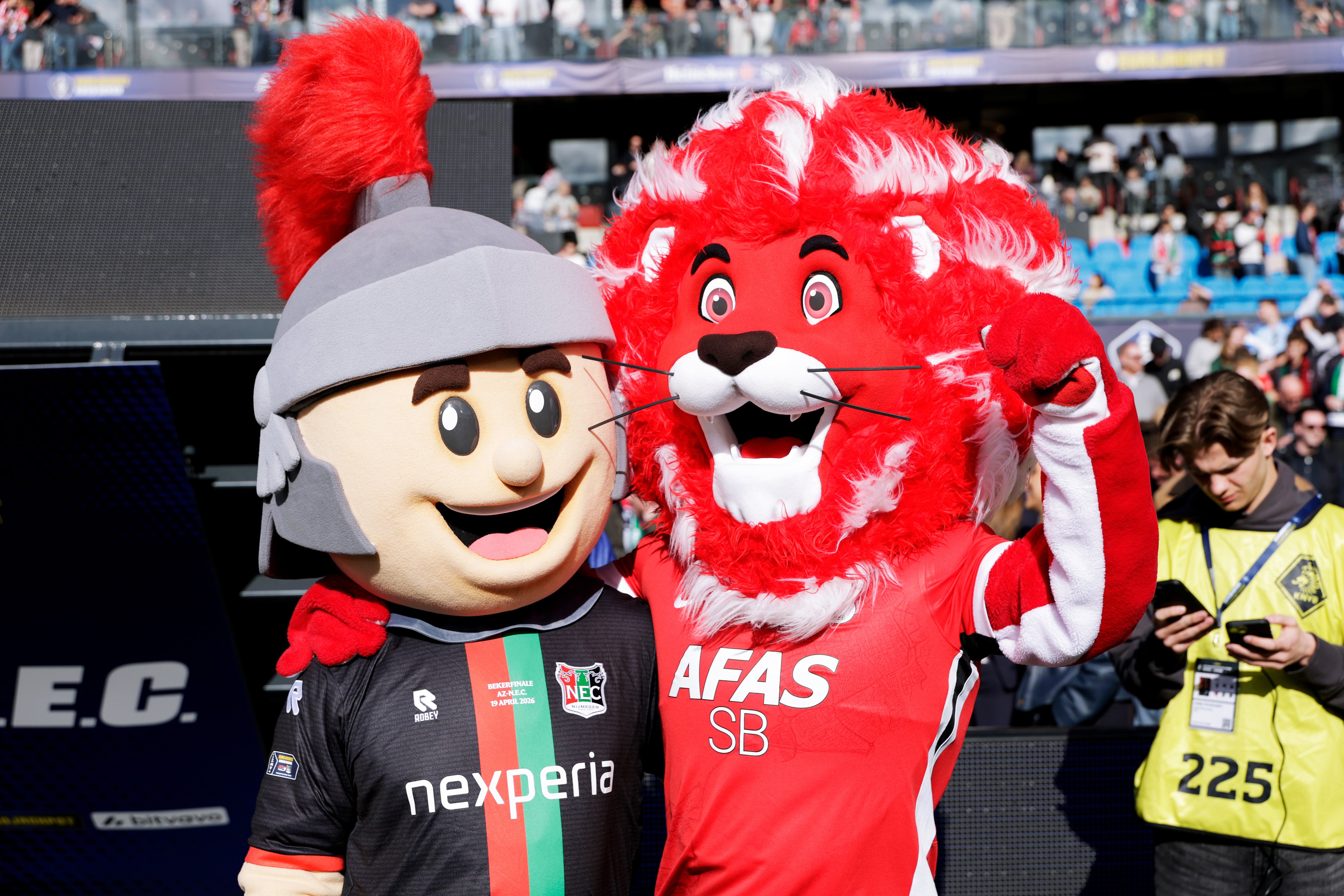 Opmerkelijk moment: Toornstra duikt op als grasprikker in De Kuip