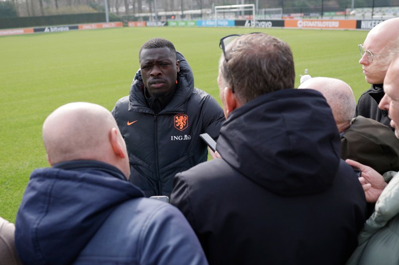 Brian Brobbey staat de pers te woord bij Oranje