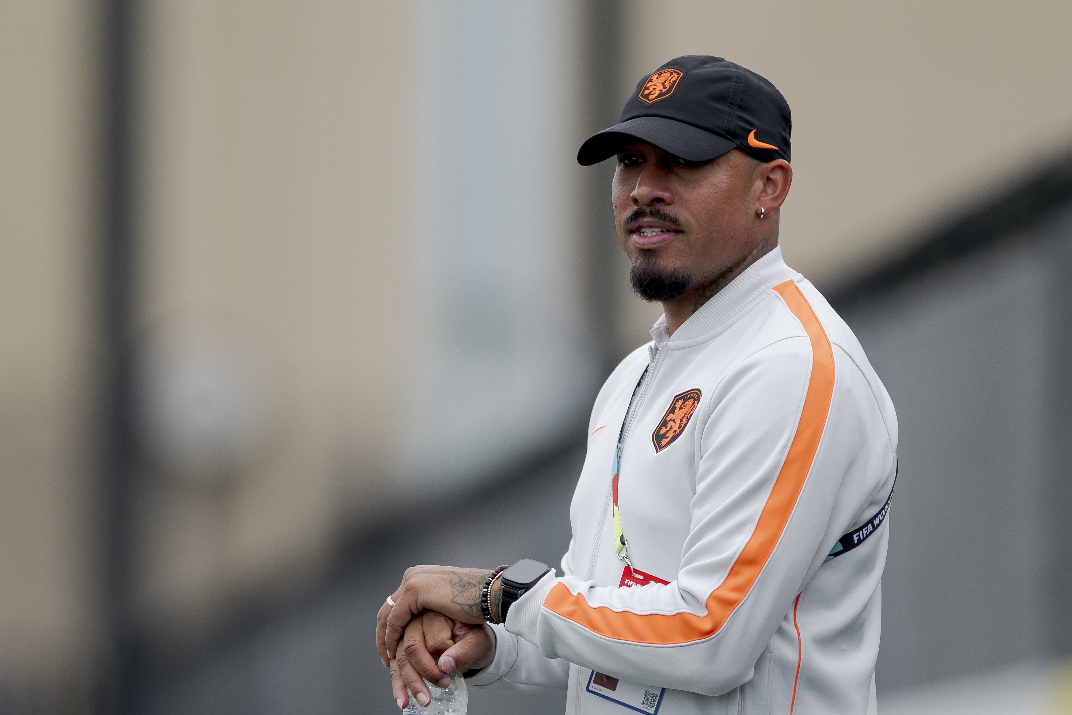 Nigel de Jong vraagt €7.500 per maand voor zijn luxe appartement in Amsterdam, dat beschikt over vier slaapkamers, een lift en een ruim dakterras.