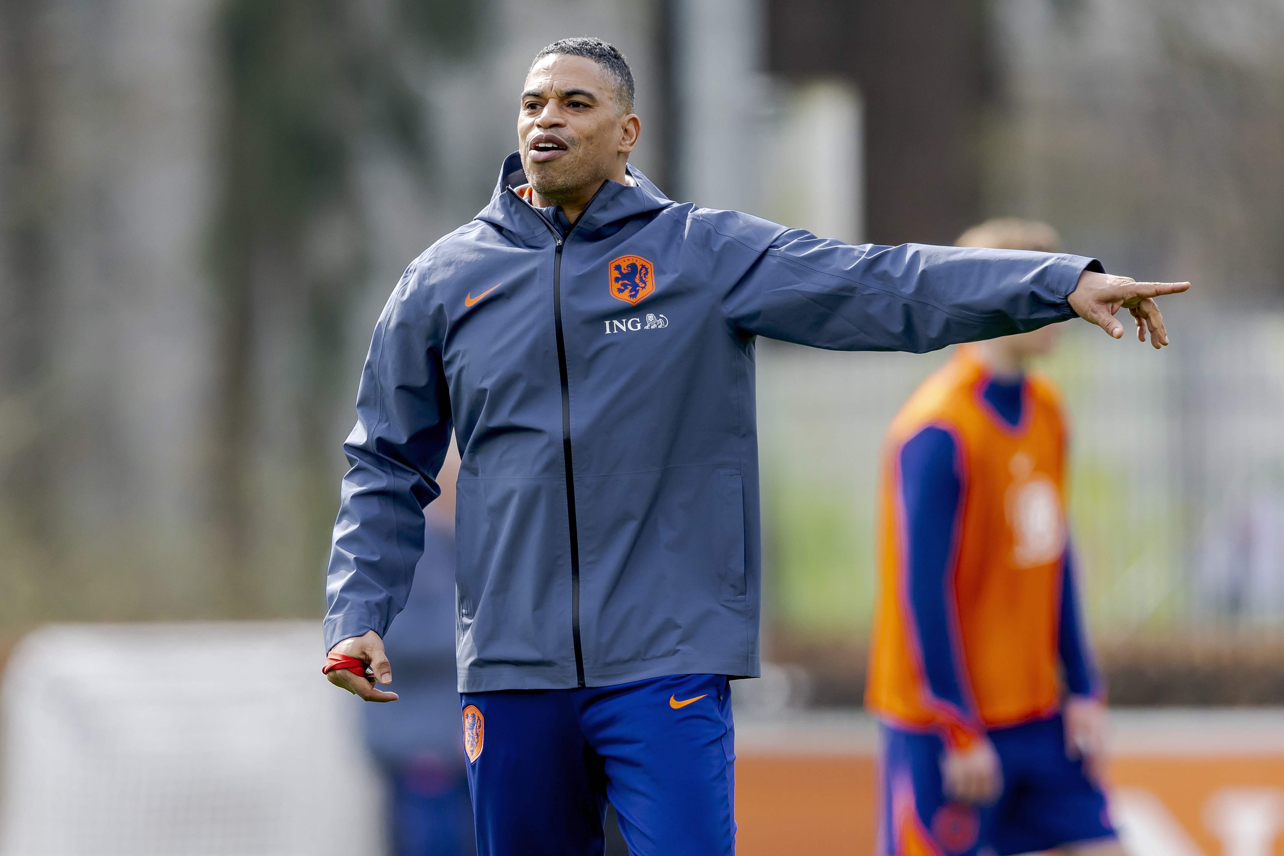 Michael Reiziger wordt door Ronald de Boer genoemd als mogelijke opvolger van Ronald Koeman, maar de oud-verdediger verdeelt de meningen onder Oranje-supporters.