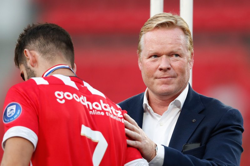 Ronald Koeman geeft Gaston Pereiro (oud-PSV) een medaille