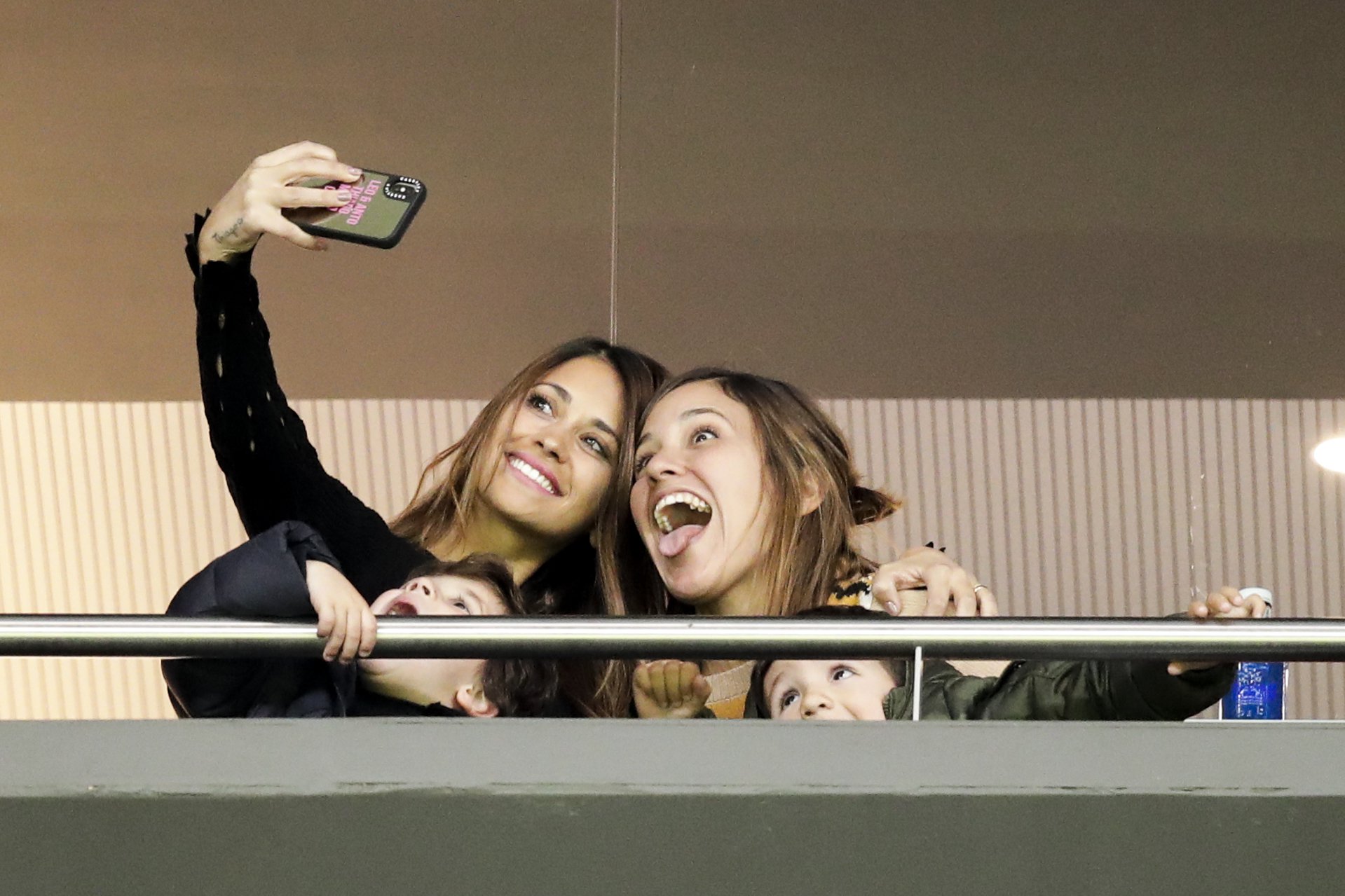 Antonela Roccuzzo steunt Lionel Messi tijdens het WK niet alleen vanaf de tribune, maar verovert ook sociale media met een razend populaire TikTok-video.