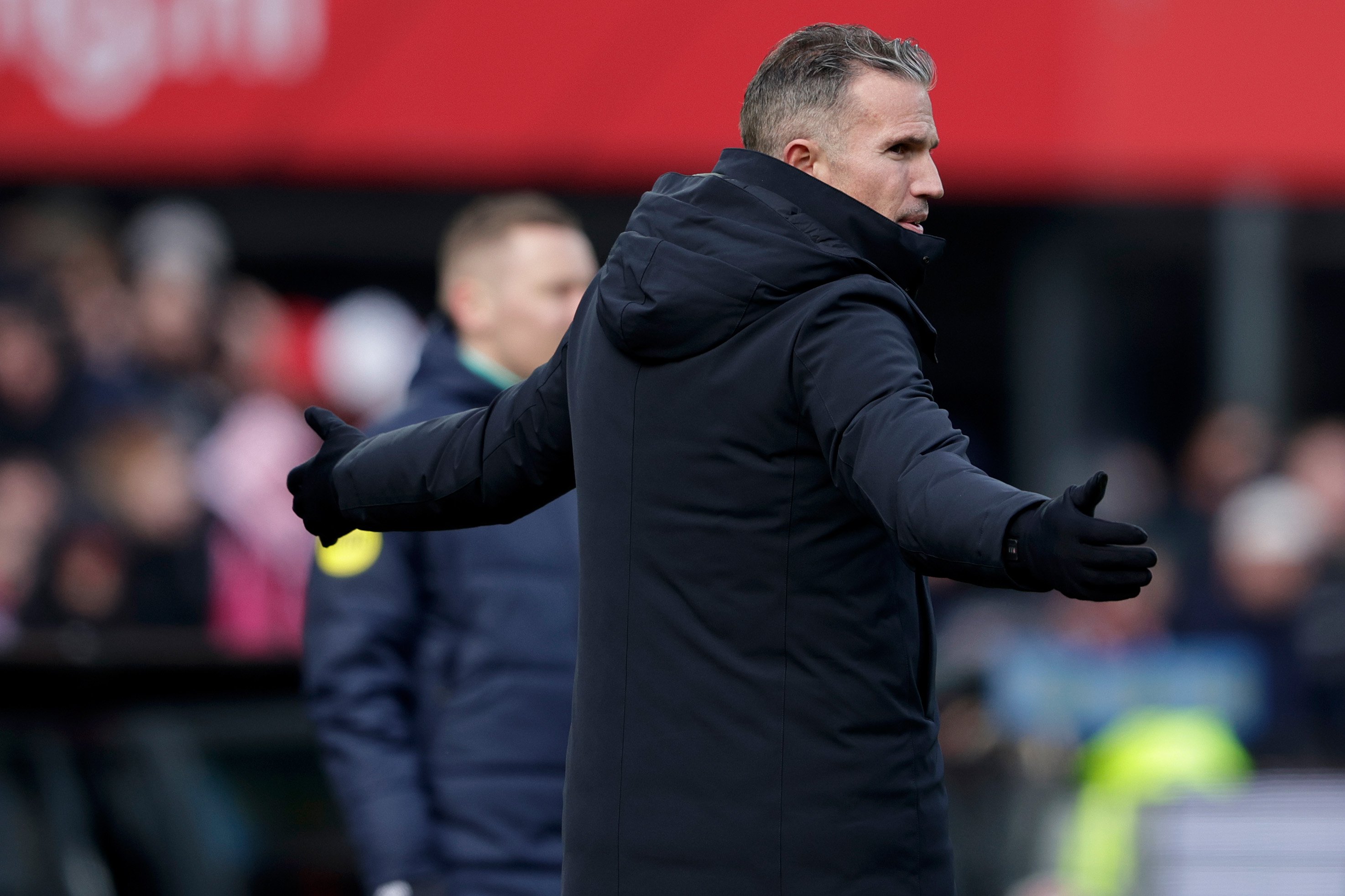 Robin van Persie langs de lijn tijdens Feyenoord - Go Ahead Eagles