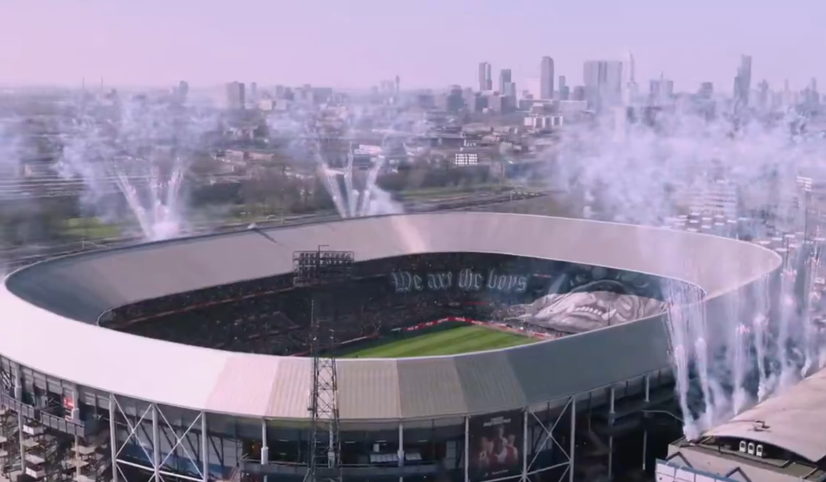 De vuurwerkshow waarmee de zeer beladen klassieker werd gestart
