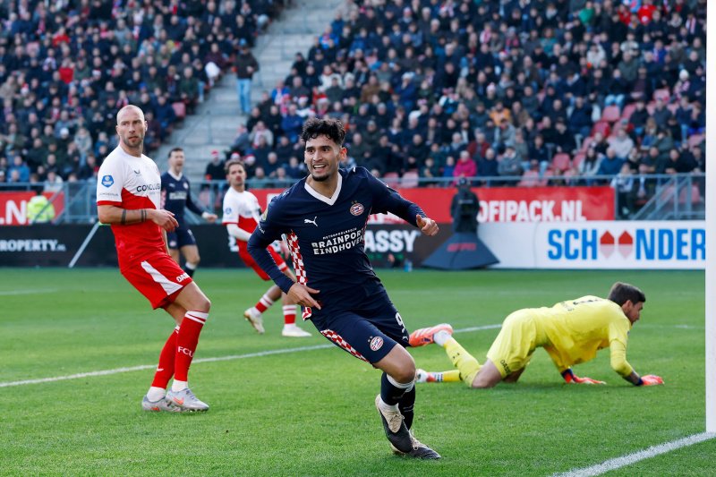 PSV vecht zich terug in chaos Utrecht: Perisic bezorgt ultiem keerpunt