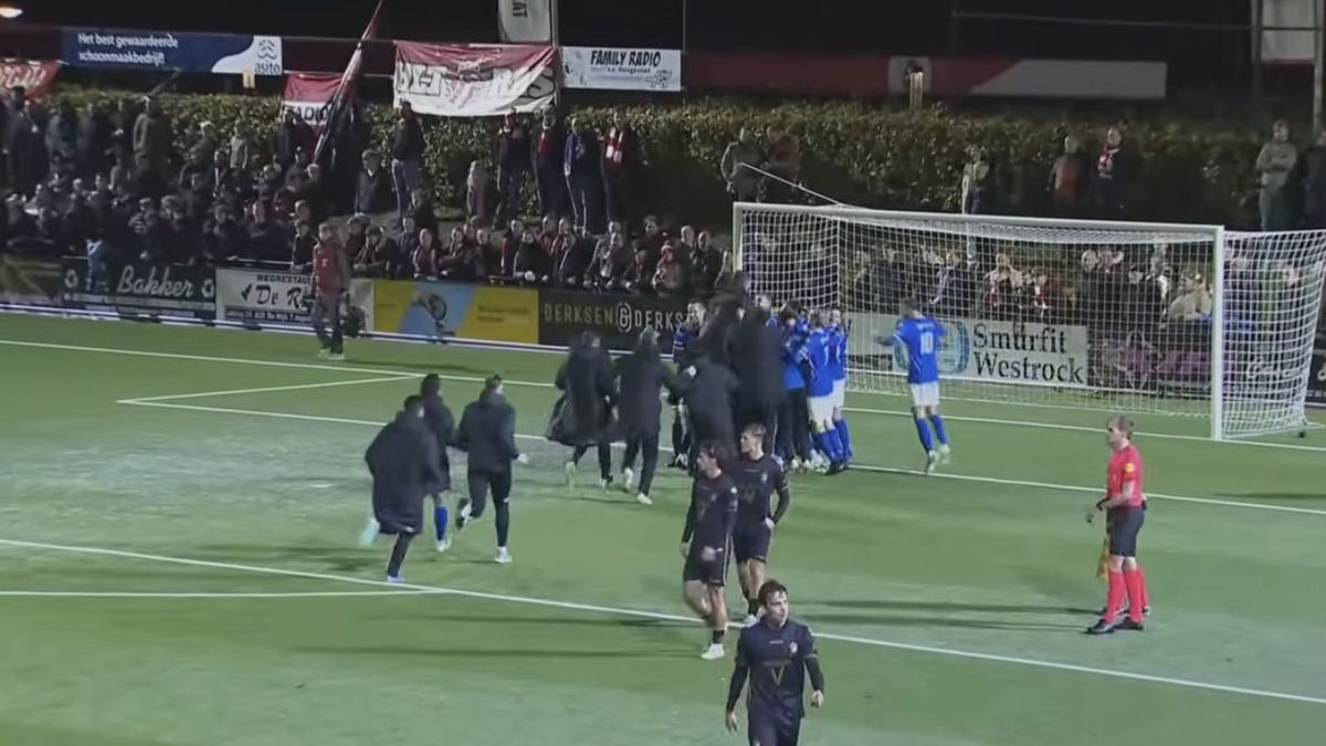 Gersom Klok lacht na de bekerstunt: fysiektrainer van FC Emmen wint met Hoogeveen van zijn eigen club.