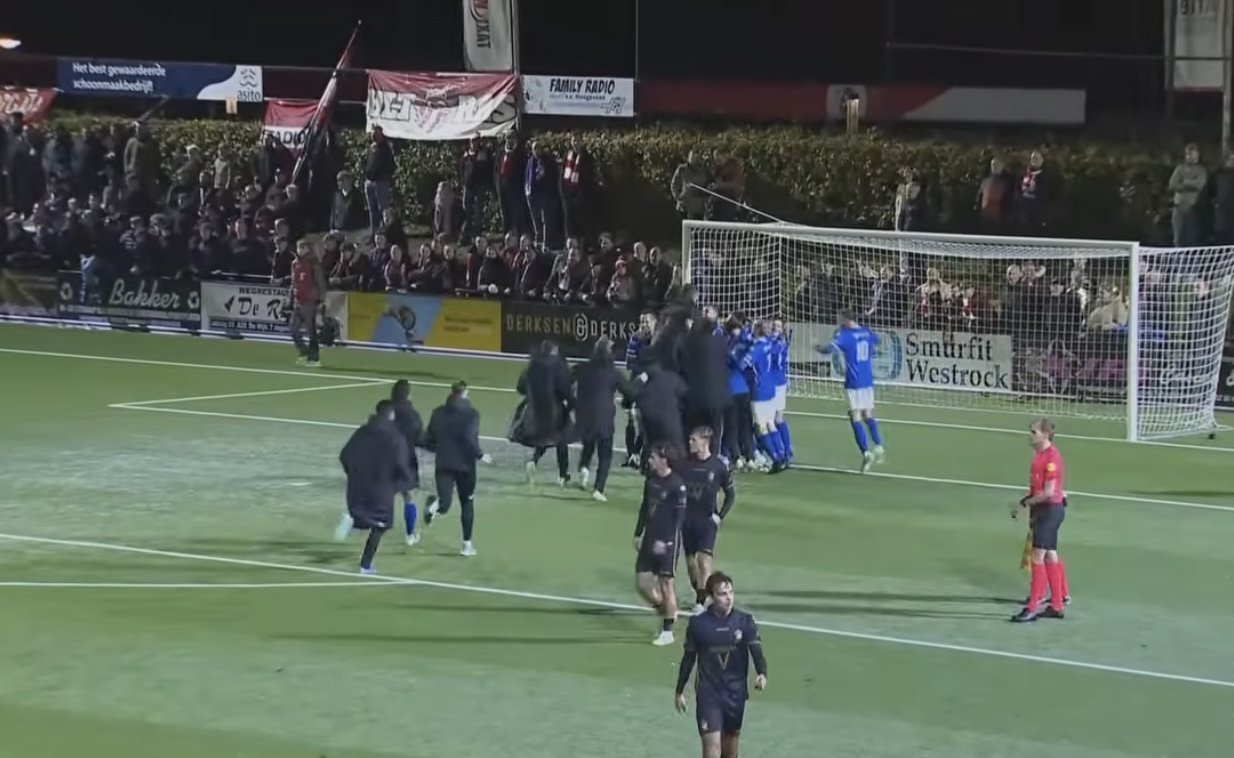 Gersom Klok lacht na de bekerstunt: fysiektrainer van FC Emmen wint met Hoogeveen van zijn eigen club.