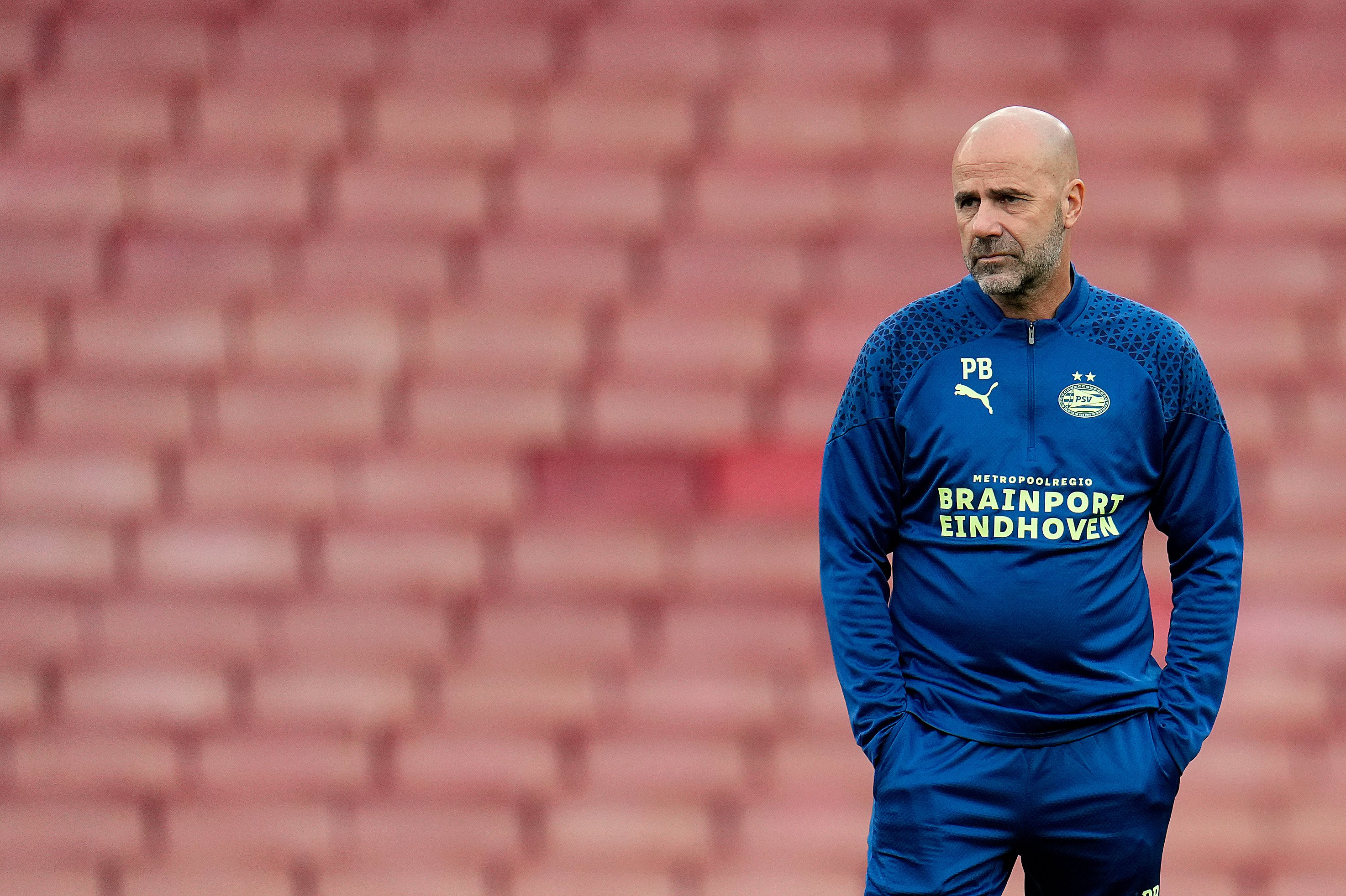 Peter Bosz reageert geïrriteerd op een nieuwe vraag over het bondscoachschap van het Nederlands elftal en loopt weg bij ESPN.