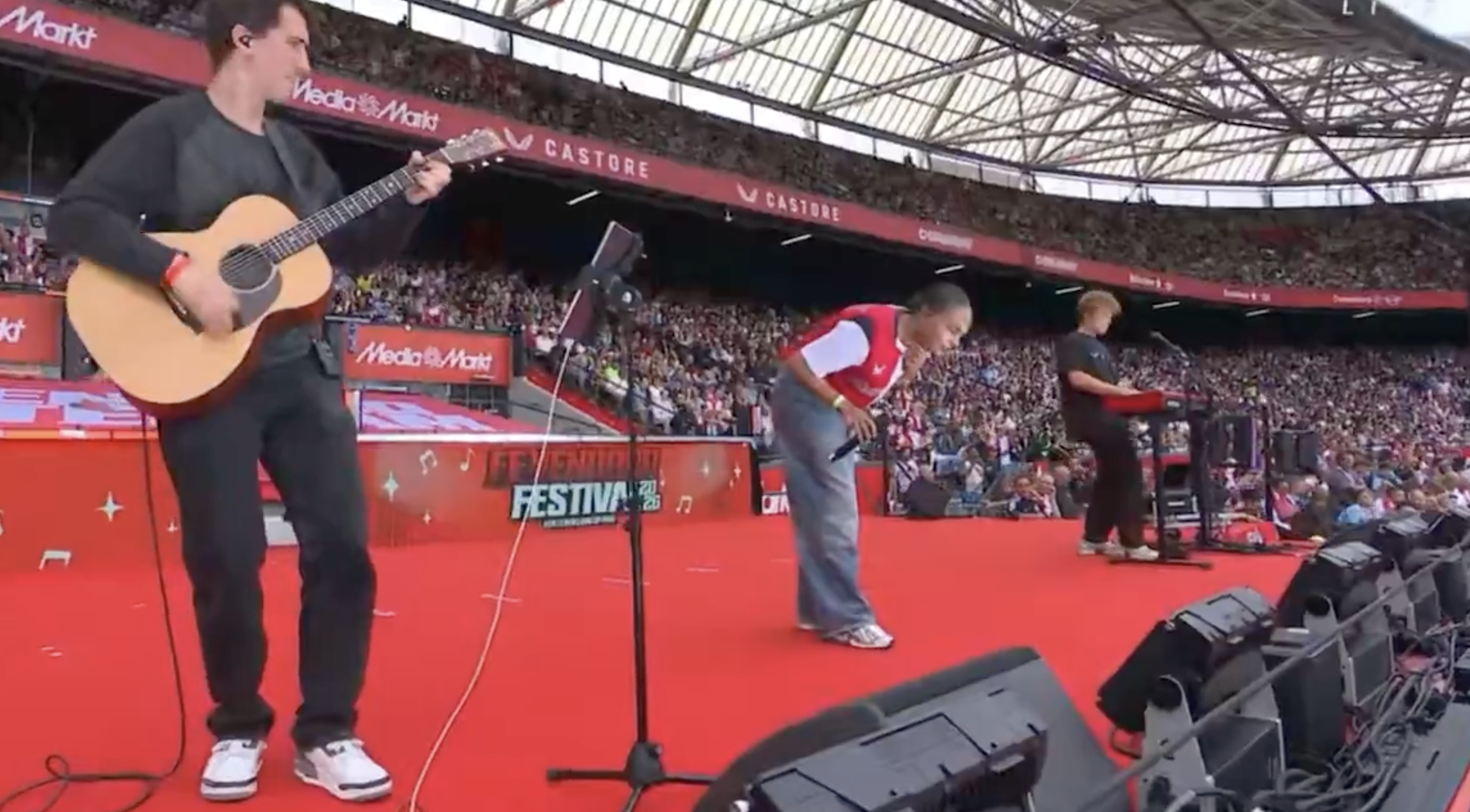 Zoë Livay zorgde tijdens de open dag van Feyenoord voor een opvallend moment door de tekst van het clublied kwijt te raken.