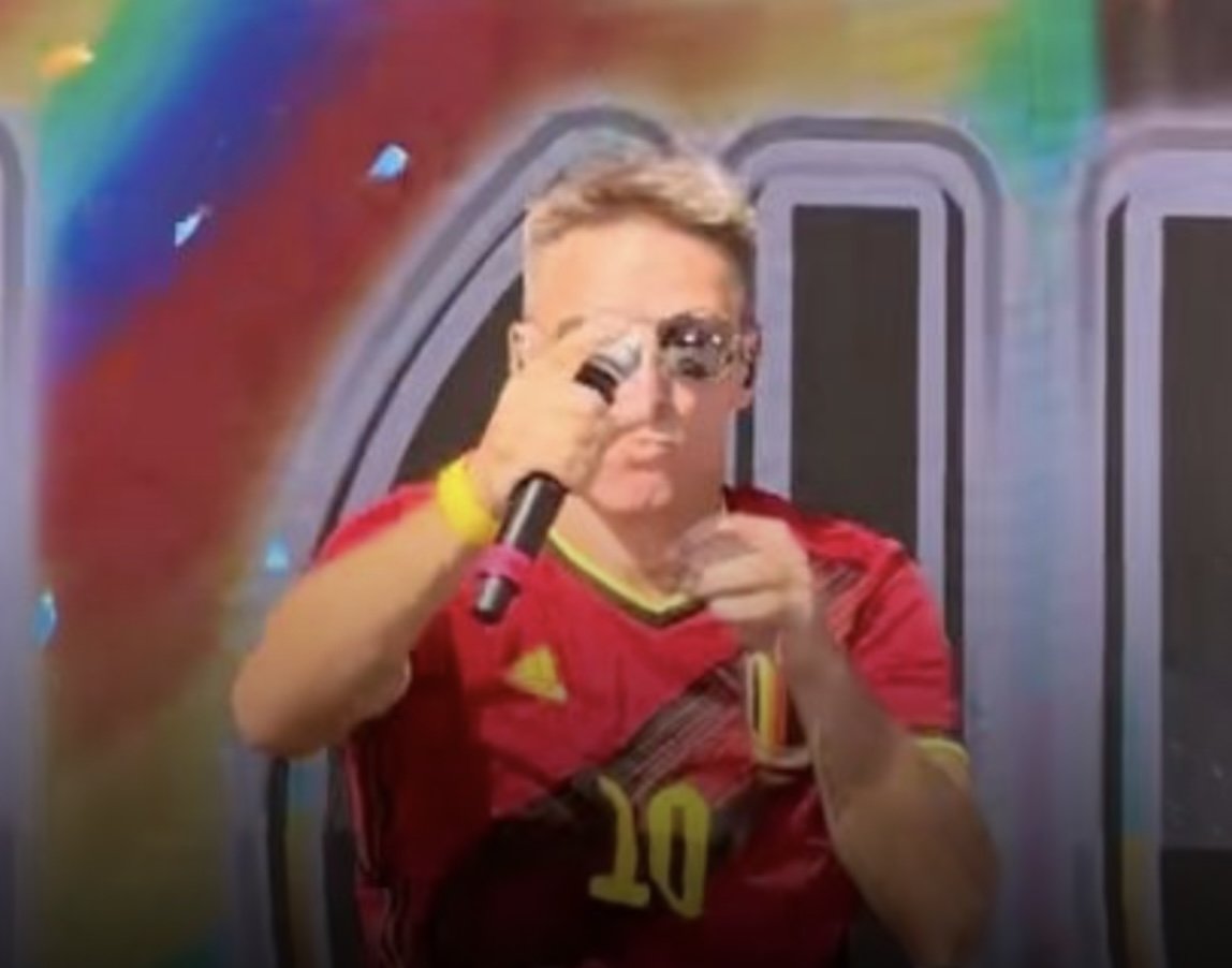 Wesley Sonck treedt op met Bram en Lennert tijdens festival Kamping Kitsch in Kortrijk.