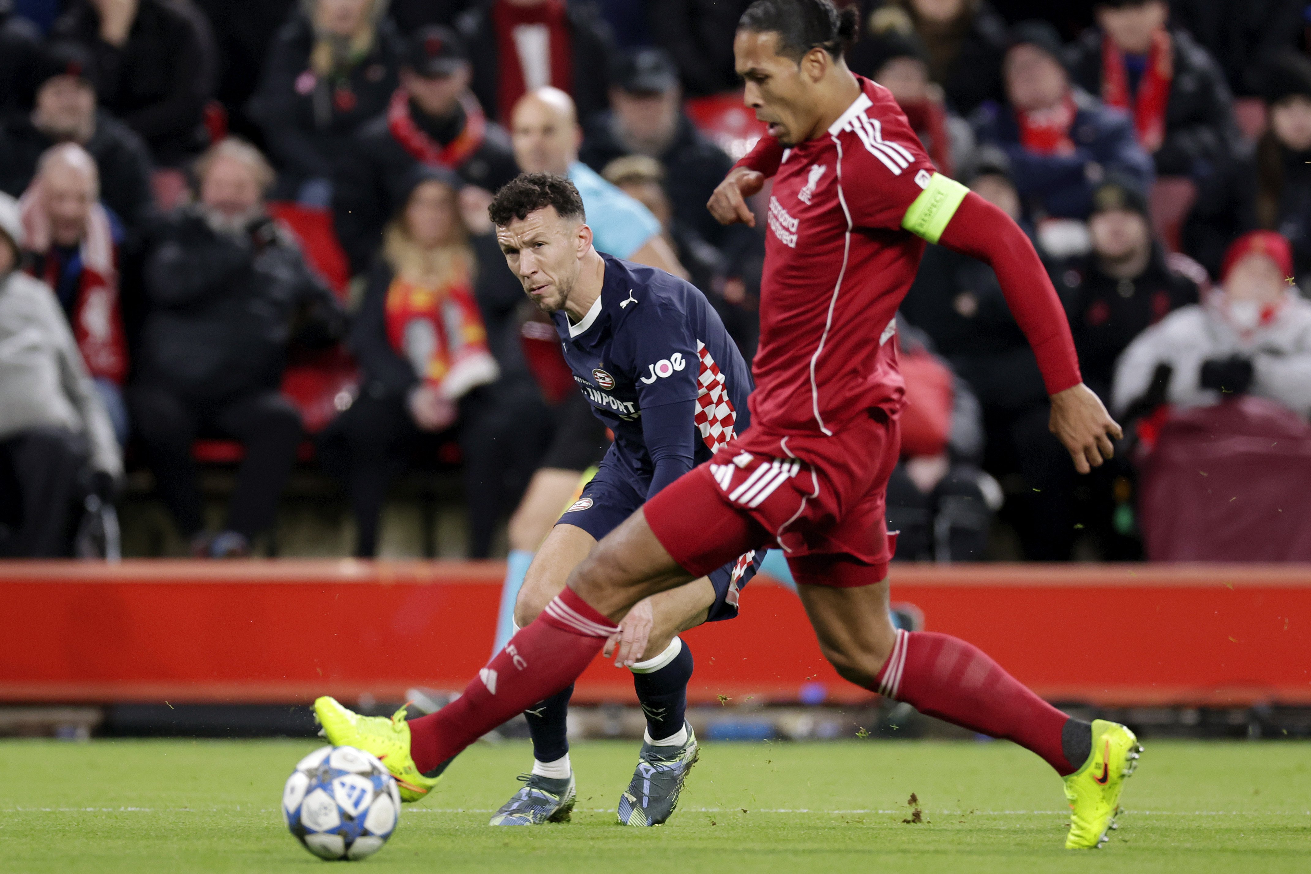 perisic in duel met van dijk