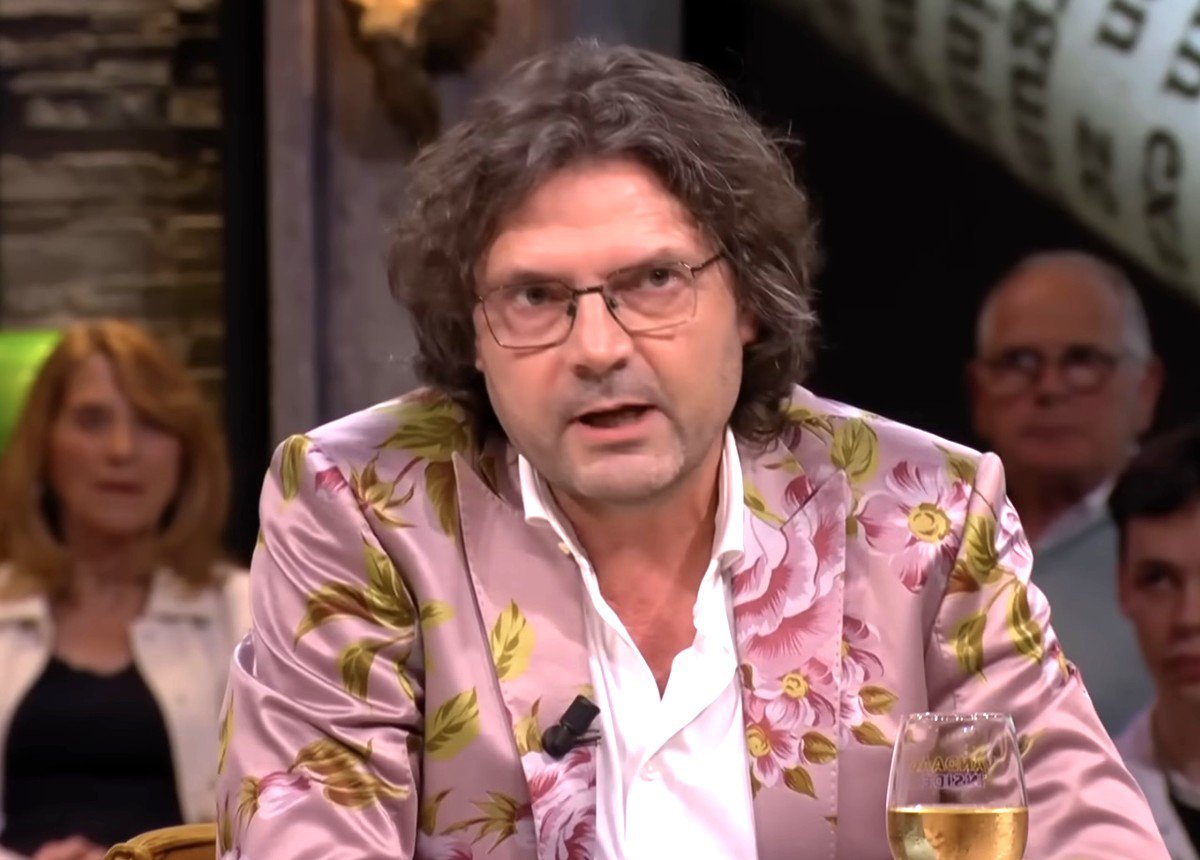 Knoester kritisch aan tafel bij De Oranjezomer over Miedema-uitspraak.