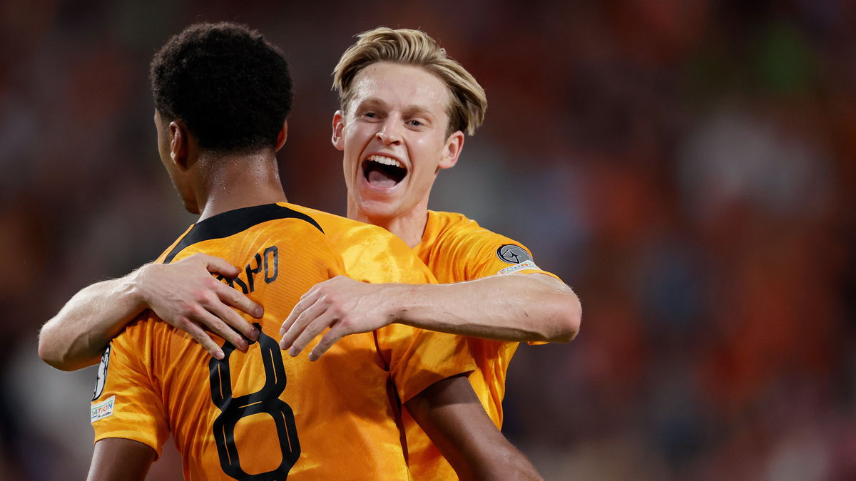 Frenkie de Jong en Cody Gakpo – de twee vaste waarden van Oranje vieren een doelpunt tijdens de WK-kwalificatie. De Jong blijft de stille kracht op het middenveld van Ronald Koeman.