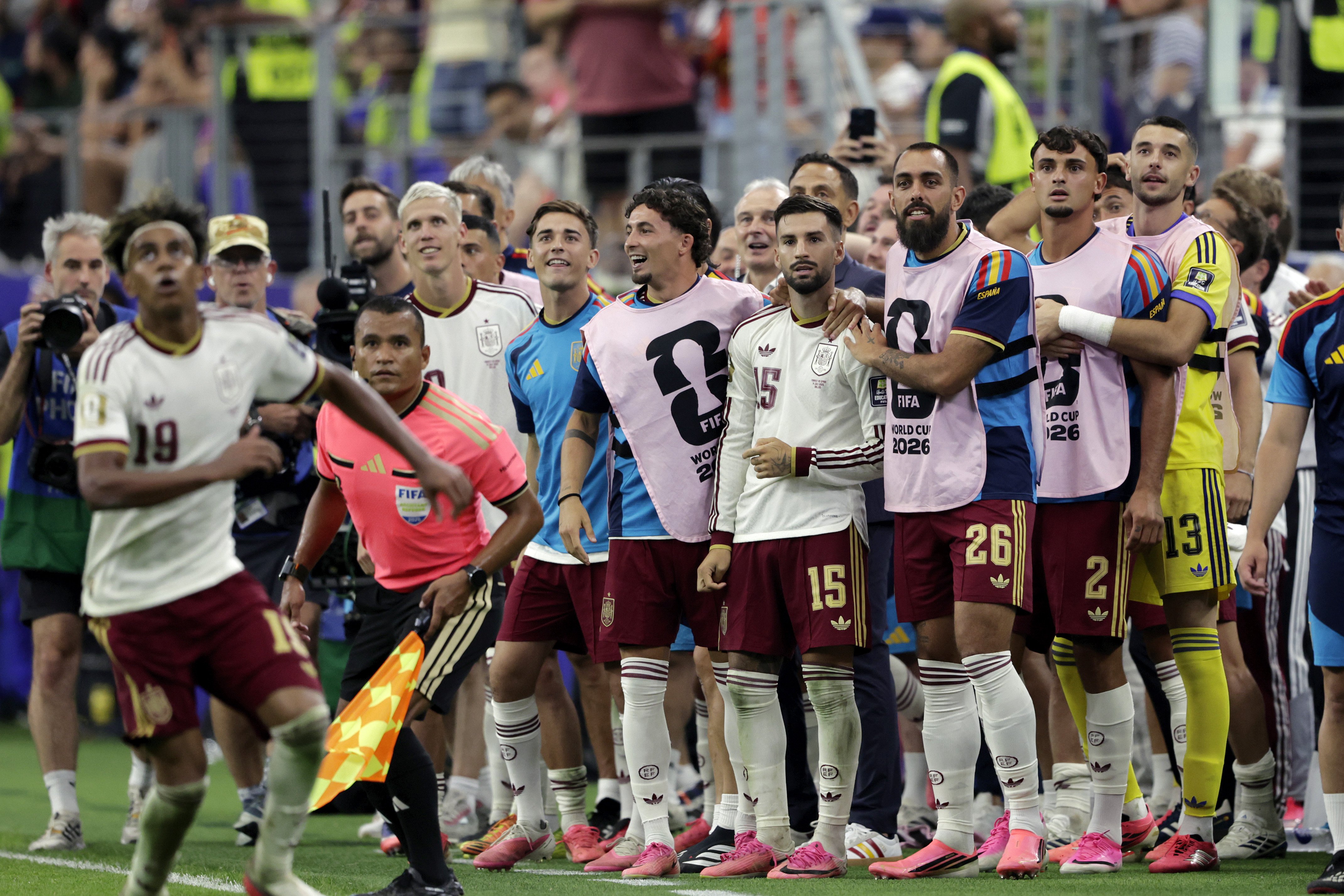 Spelers van Spanje vieren uitbundig de overwinning op Frankrijk, waarmee La Roja zich plaatste voor de finale van het WK 2026.