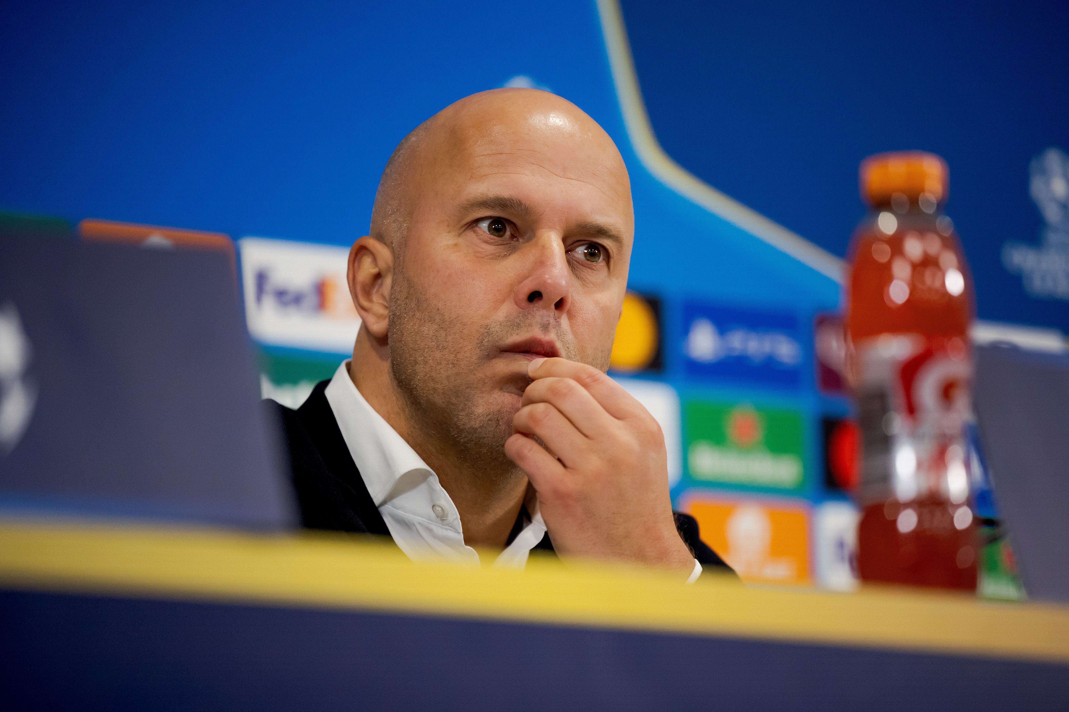 Arne Slot tijdens een persmoment: observerend, afwachtend — precies de houding die Liverpool nu ook inneemt nu de blessure van Frimpong zijn plannen vroeg onder druk zet.