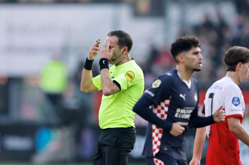 Hands in de opbouw, geen buitenspel: PSV-fans klagen over assist Nijhuis