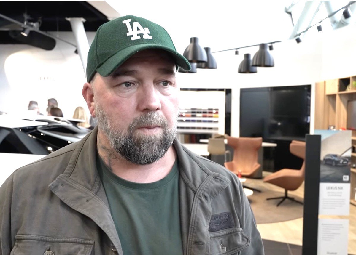 Theo Janssen duikt op bij een luxe autodealer, maar privé is het minder glanzend: zijn huwelijk met Linda Kolkman staat onder druk na hardnekkige geruchten over een slippertje in de kleedkamer.