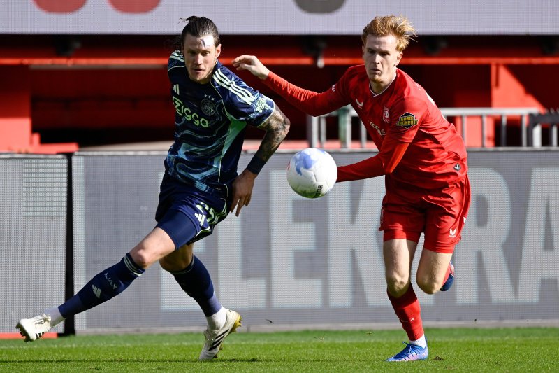 Mats Rots in duel met Ajacied Wout Weghorst