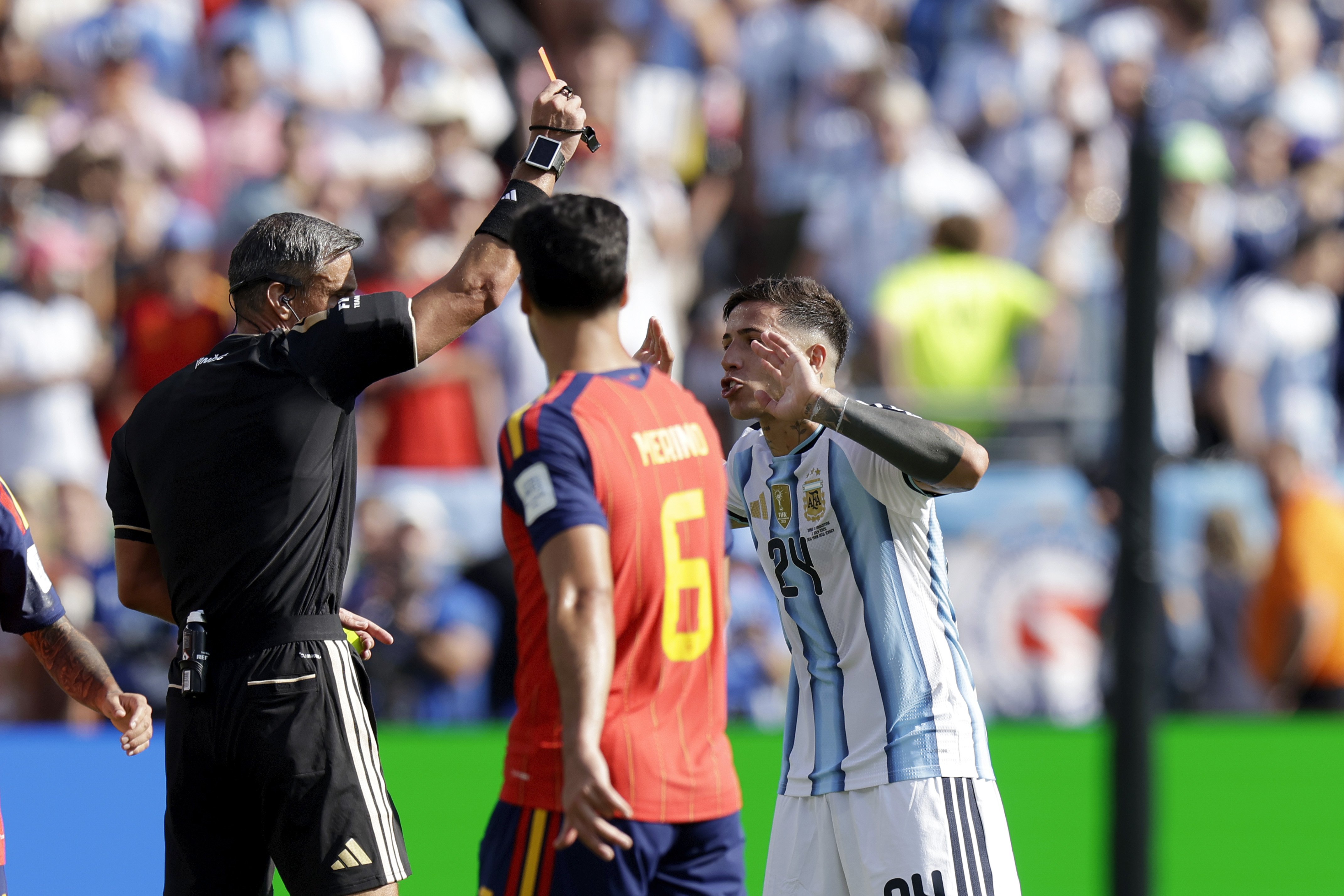 Scheidsrechter Slavko Vinčić toont Enzo Fernández zijn tweede gele kaart en daarmee rood. Argentinië moest de verlenging van de WK-finale tegen Spanje met tien man uitspelen.