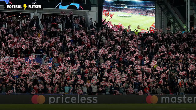 PSV-supporters in gesprek over beslissing van PSV-directie.