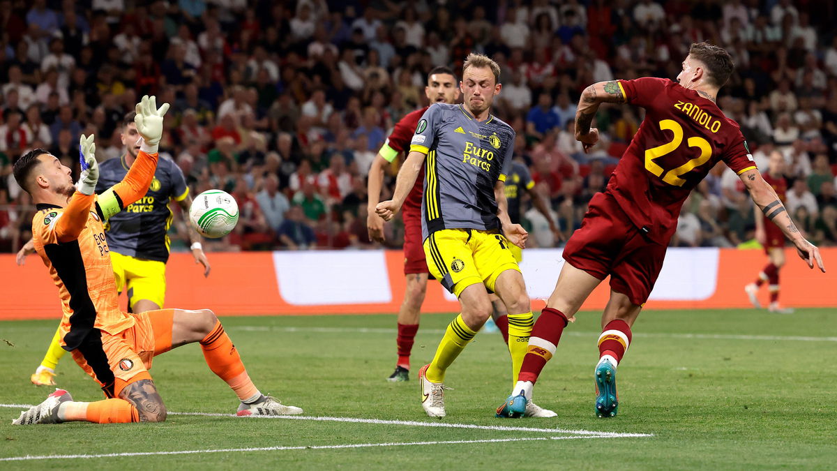 Nicolo Zaniolo of AS Roma scores the first goal to make it 1-0 Justin Bijlow of Feyenoord, Fredrik Aursnes of Feyenoord