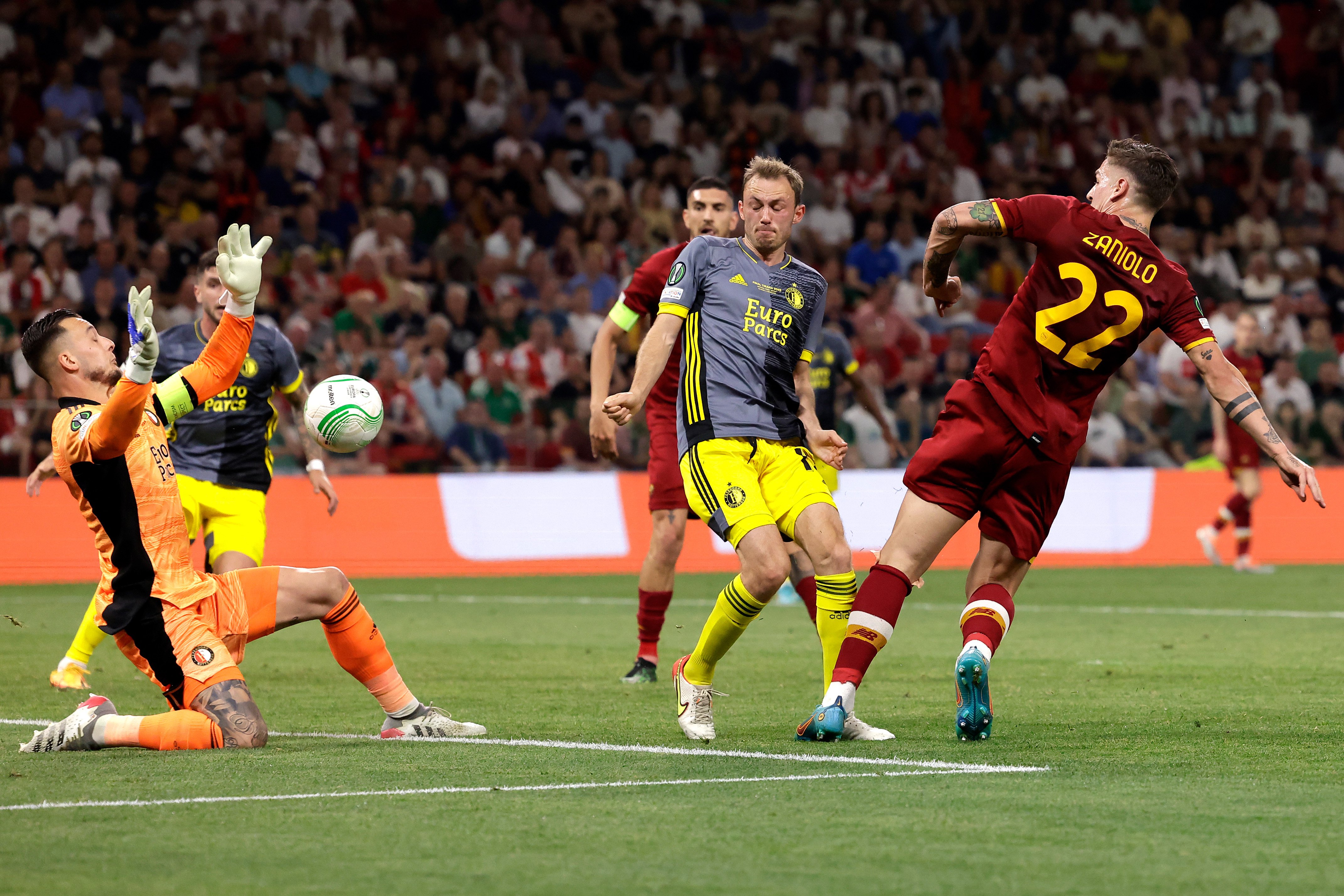Nicolo Zaniolo of AS Roma scores the first goal to make it 1-0 Justin Bijlow of Feyenoord, Fredrik Aursnes of Feyenoord
