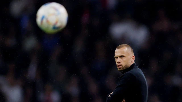 Eén trainer vasthouden of blijven wisselen: het verschil tussen Ajax en Feyenoord
