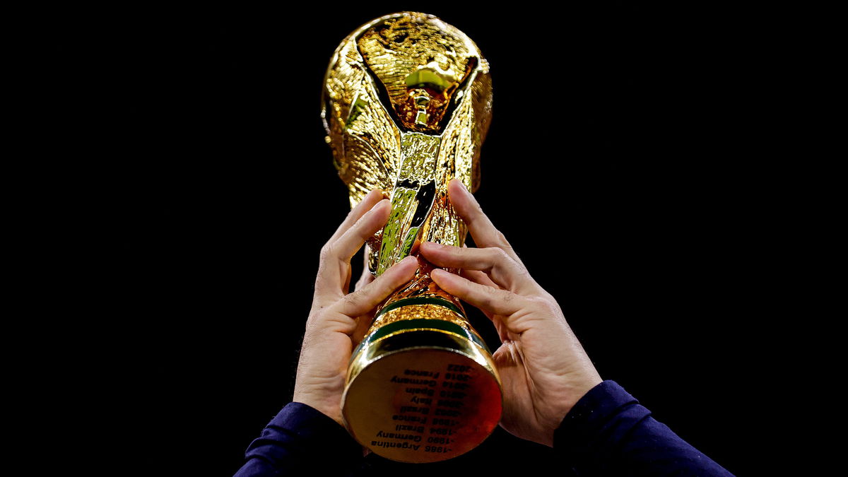 De WK-trofee voorafgaand aan de loting van het wereldkampioenschap, waar Oranje zijn tegenstanders voor 2026 te horen kreeg.