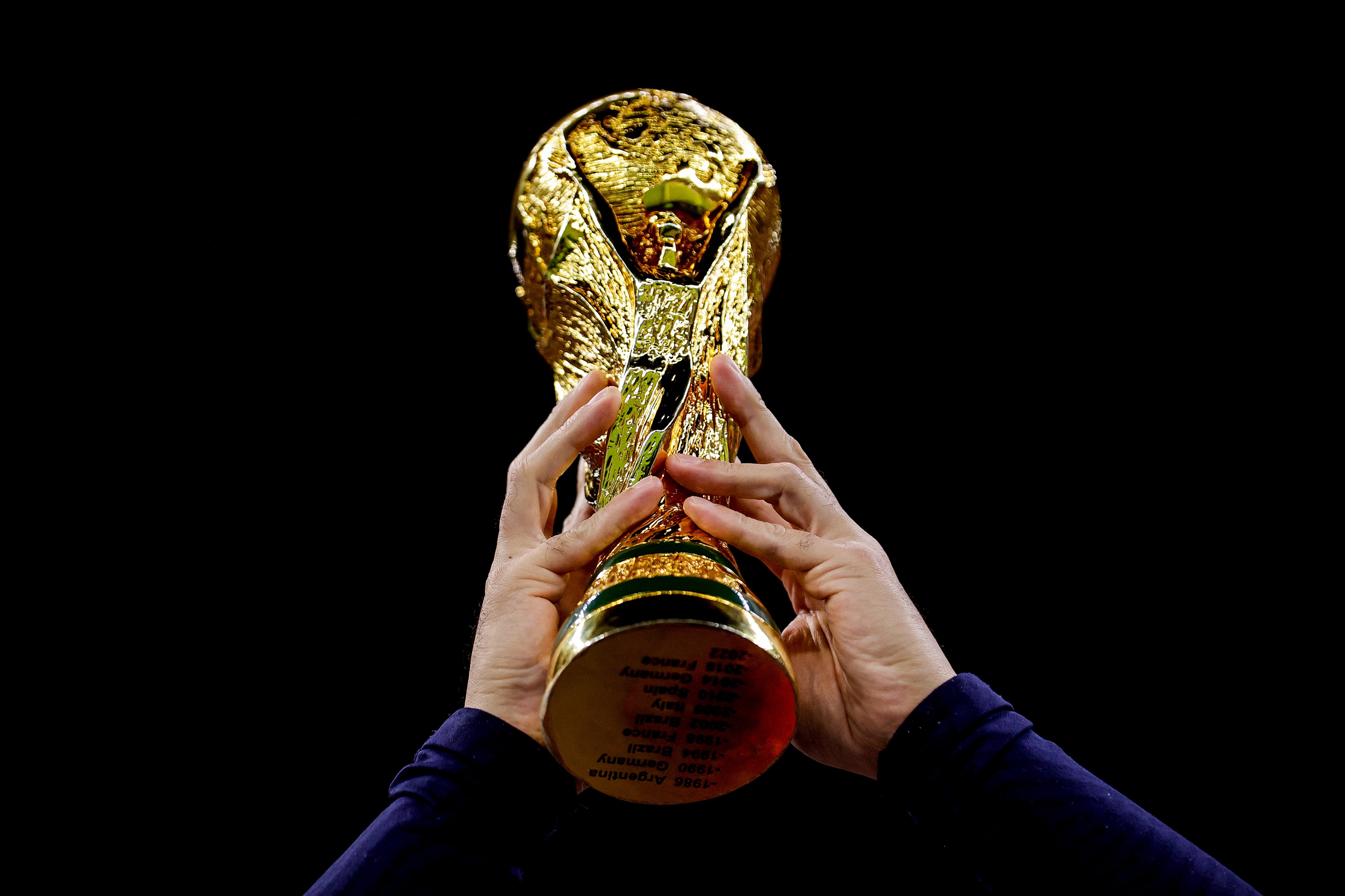 De WK-trofee voorafgaand aan de loting van het wereldkampioenschap, waar Oranje zijn tegenstanders voor 2026 te horen kreeg.