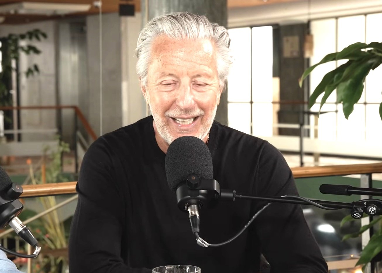 Rob Jansen blikt in de podcast terug op zijn bijzondere huwelijksreis, die eindigde in een ambulance op Mykonos.